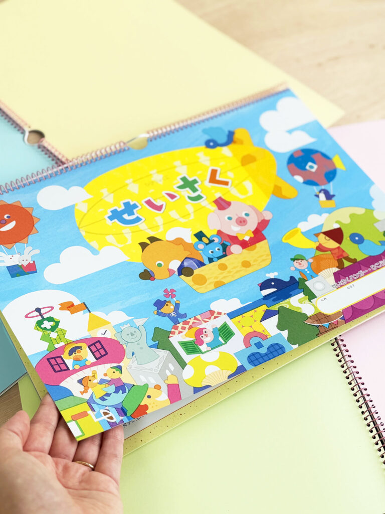 ひかりのくに株式会社の保育園や幼稚園、こども園などで使われるせいさくハンガーの表紙イラストを担当しました