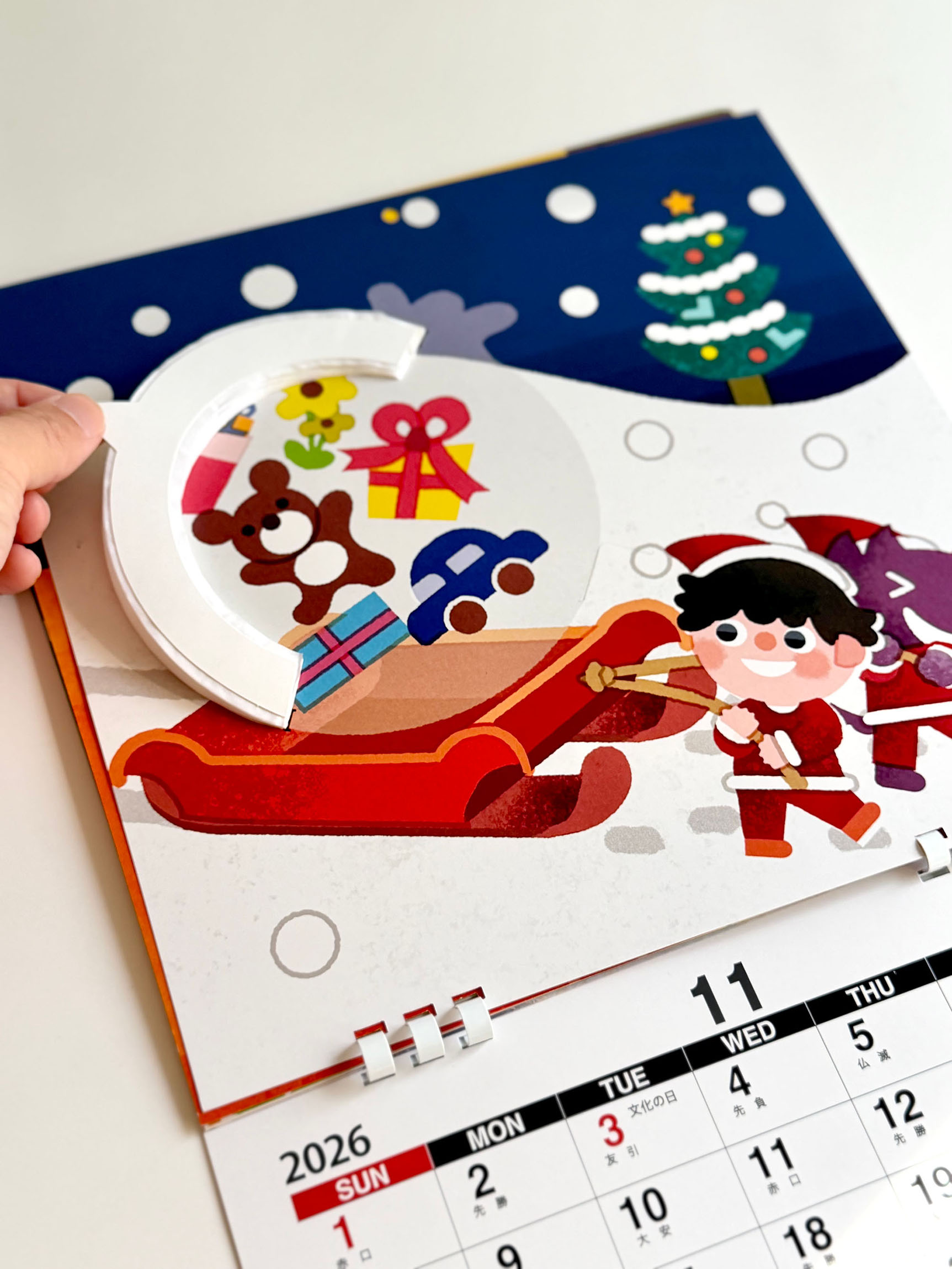 ハニカムカレンダー・ポップアップカレンダー2025 株式会社エクセルポイント 11月・12月見開き 開く前