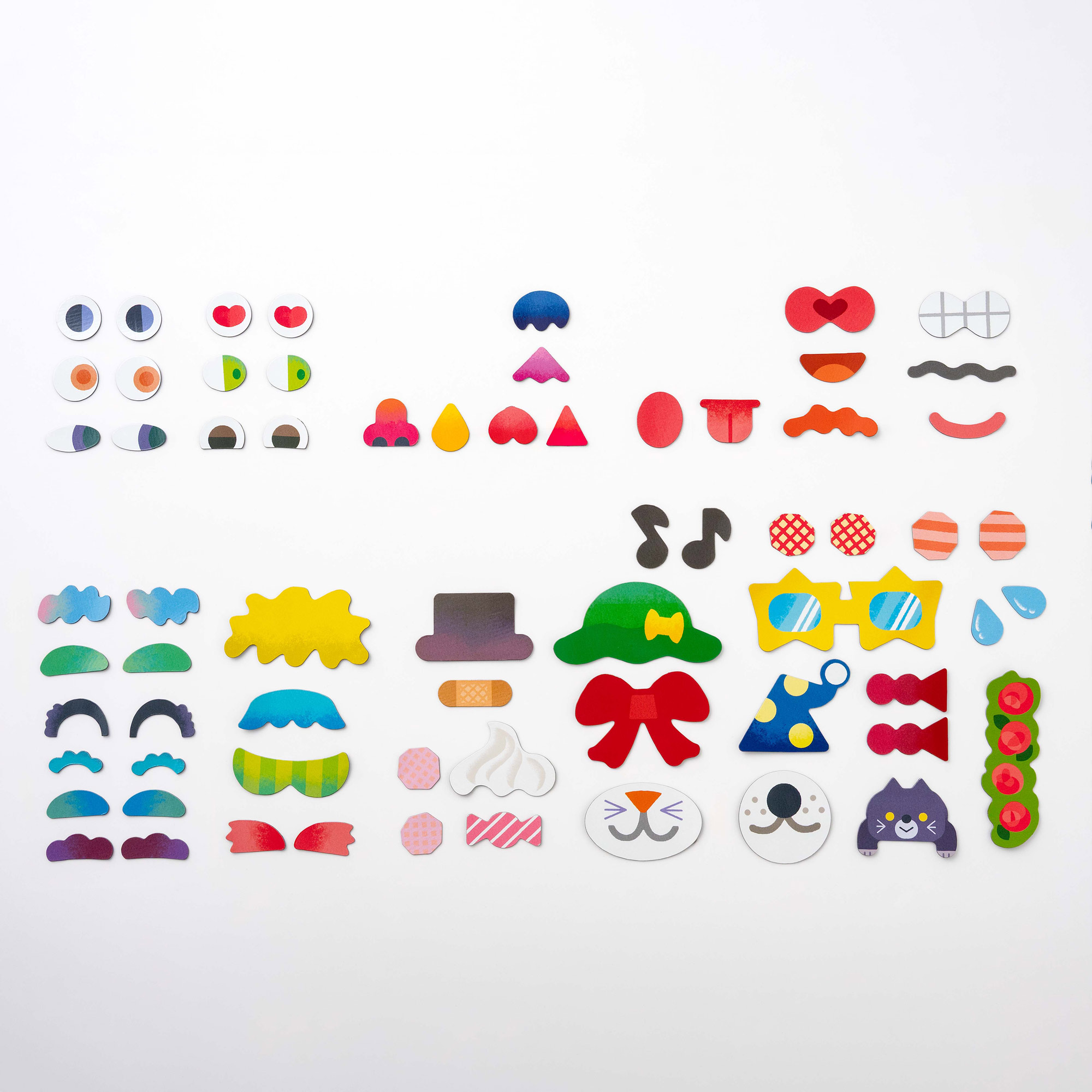 目や口、帽子など67種類のマグネットパーツが並んだ様子