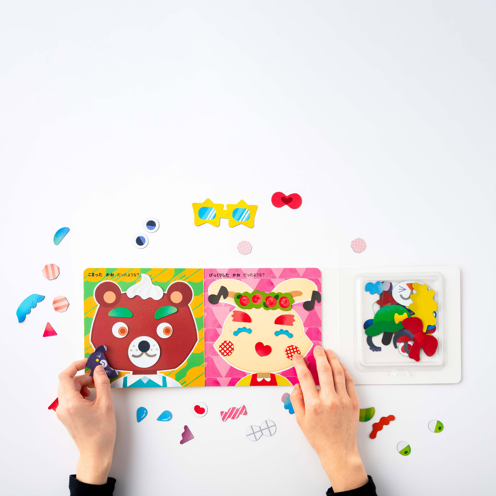 実際に「かおマグネット」のパーツを手に取って、顔を作って遊んでいる様子